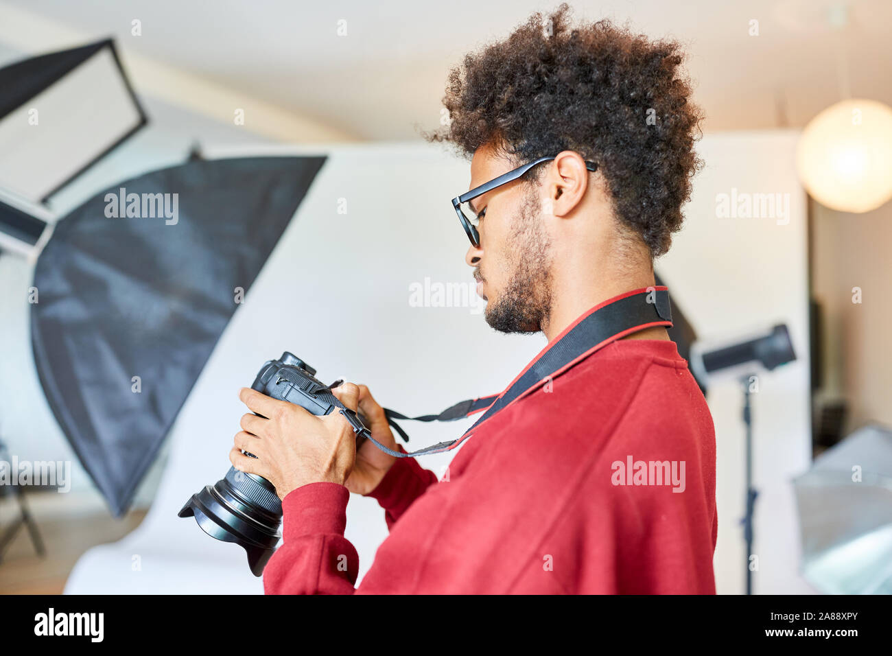 Junge Fotografen oder Foto student prüft die Einstellungen seiner Kamera Stockfoto