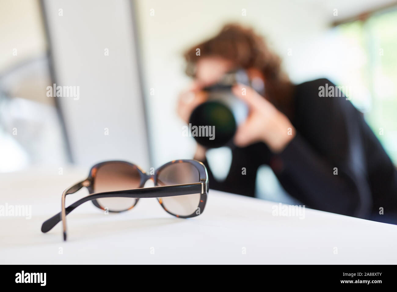 Fotograf beim Fotoshooting fotos Gläser für die Produktfotografie Stockfoto