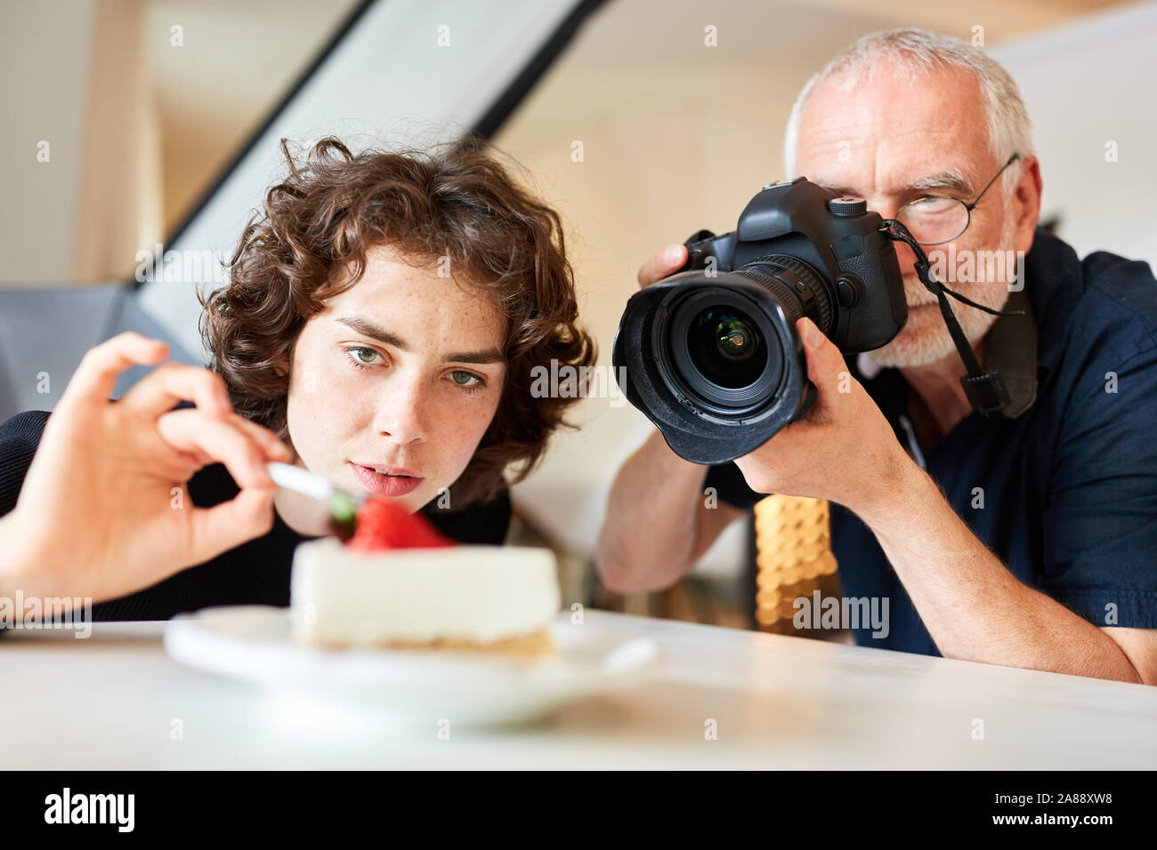 Professionelle essen Fotograf und Assistent in Food Styling Stockfoto