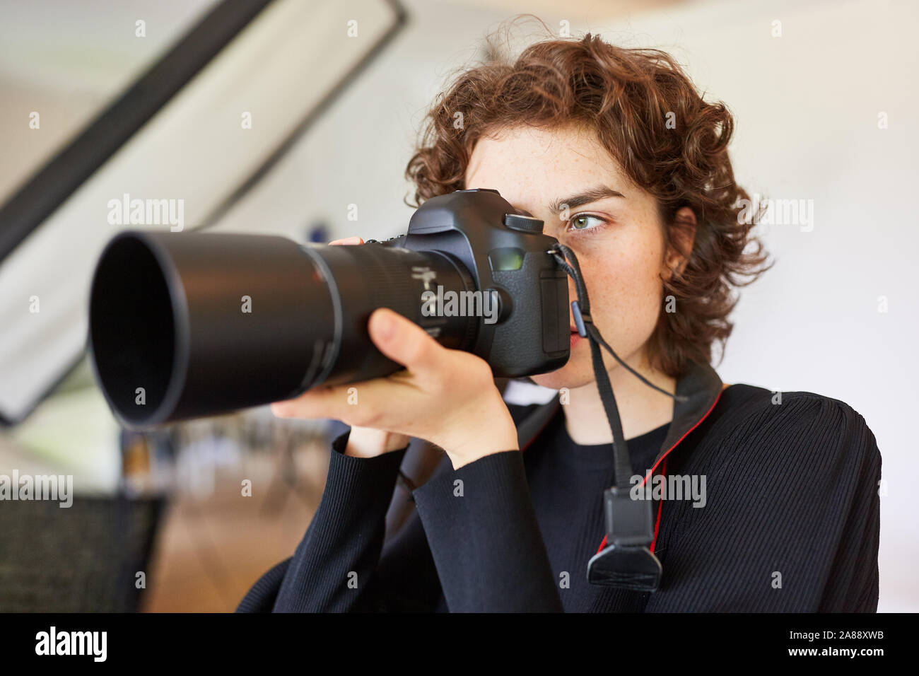 Junge Fotografen oder Foto - Student mit digitaler Kamera fotografiert Stockfoto