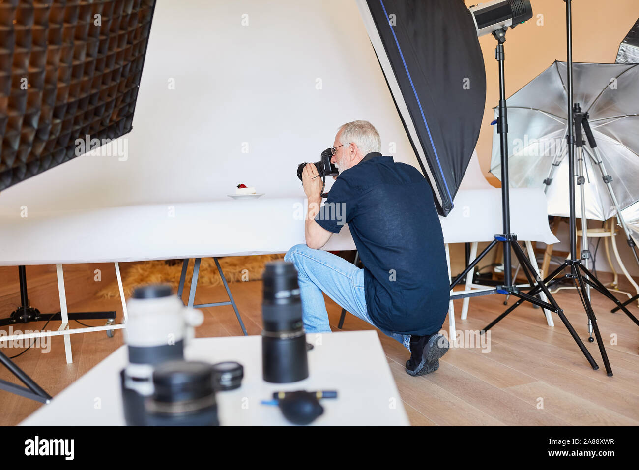 Fotograf als Werbung Fotograf im Fotostudio beim Fotografieren von Essen Stockfoto