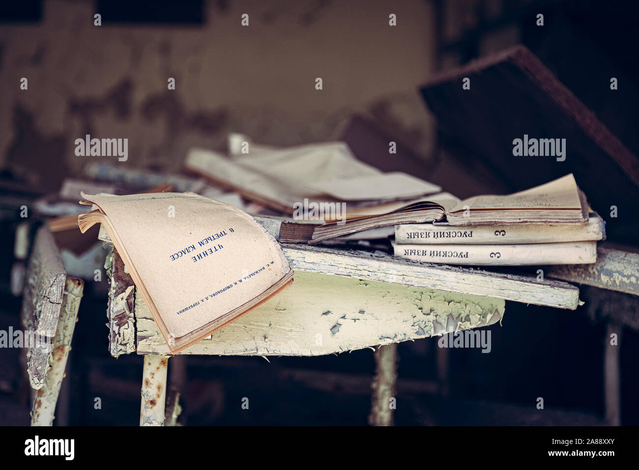 In der Nähe der verlassenen Schule Bücher in Pripyat High School Klassenzimmer. Sowjetischen Lehrbücher Stockfoto