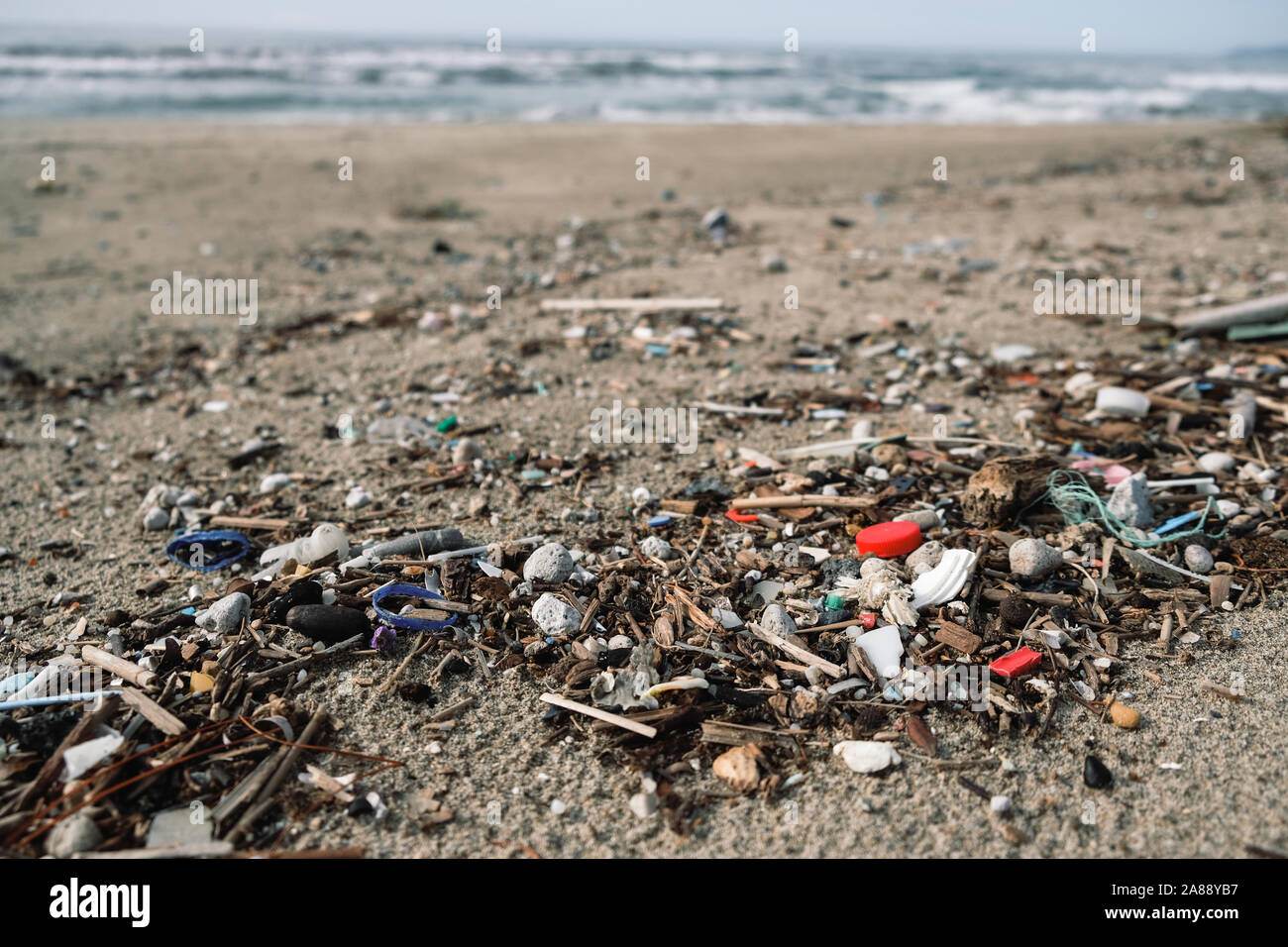 Micro Kunststoff Küste Verschmutzung, Kunststoffe frei Ökosystem Erde retten Konzept Stockfoto
