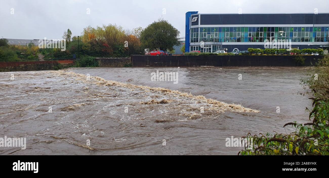 Sheffield, Großbritannien - 7 November 2019: Sheffield Überschwemmungen und den Don bricht es Banken nach schweren Regenfaellen in South Yorkshire, UK. Stockfoto