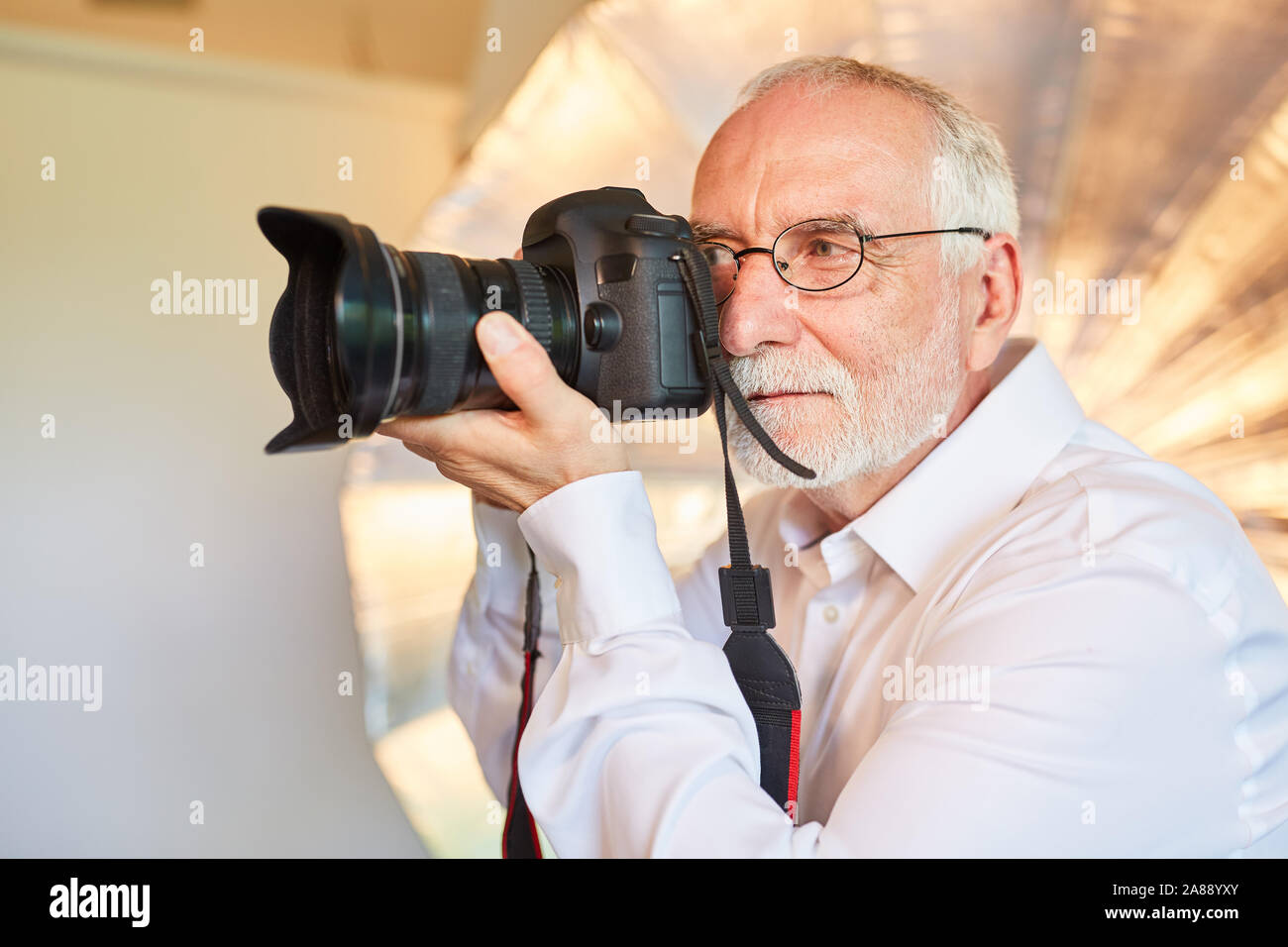 Senior als Fotograf mit Erfahrung in der fotoshootings in seinem Studio Stockfoto