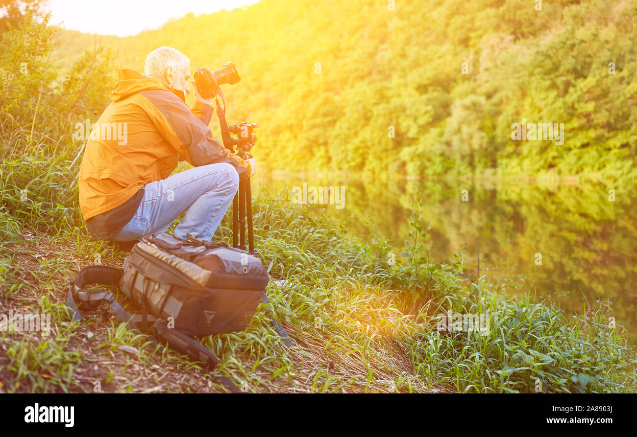 Alte Landschaft Fotograf in der Natur am Fluss beim Fotografieren Stockfoto