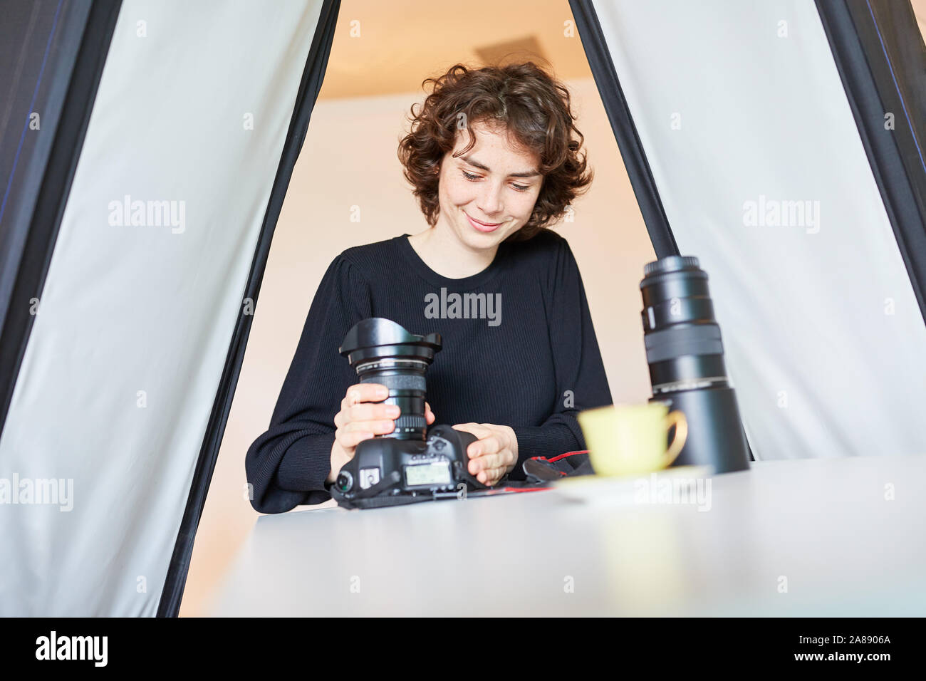 Junge Fotograf Vorbereitung eine Kamera für das Foto schießen Stockfoto
