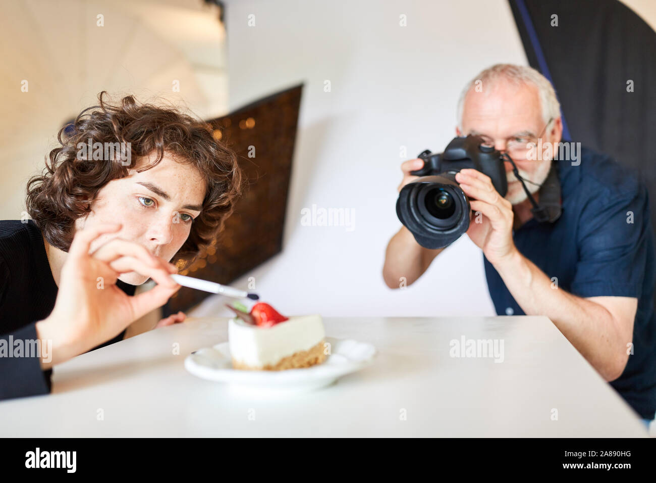 Foto Assistent in foodstyling als Vorbereitung für Essen Fotografie Stockfoto