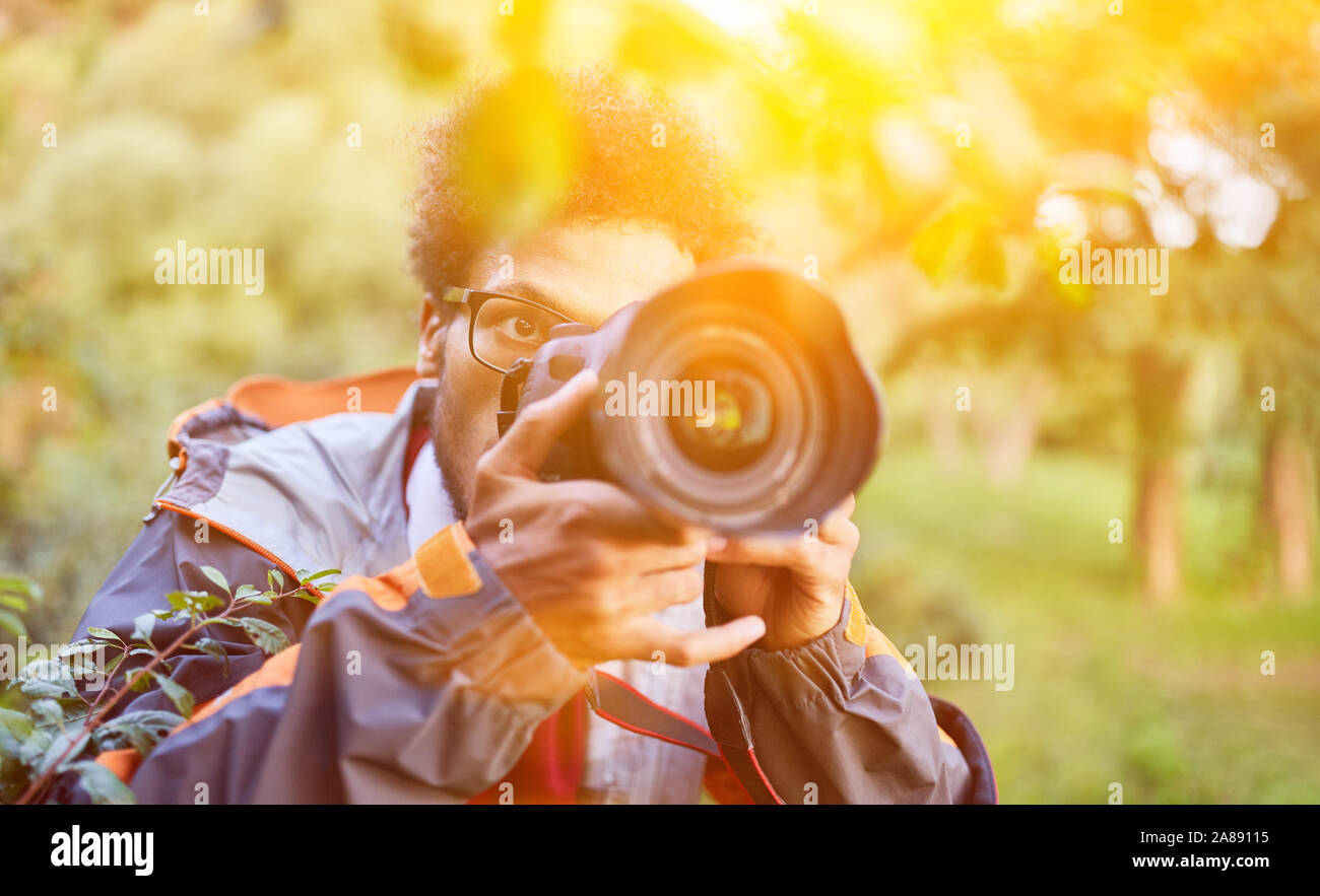 Papparazi Fotograf Fotografieren in der Natur mit der Kamera Stockfoto