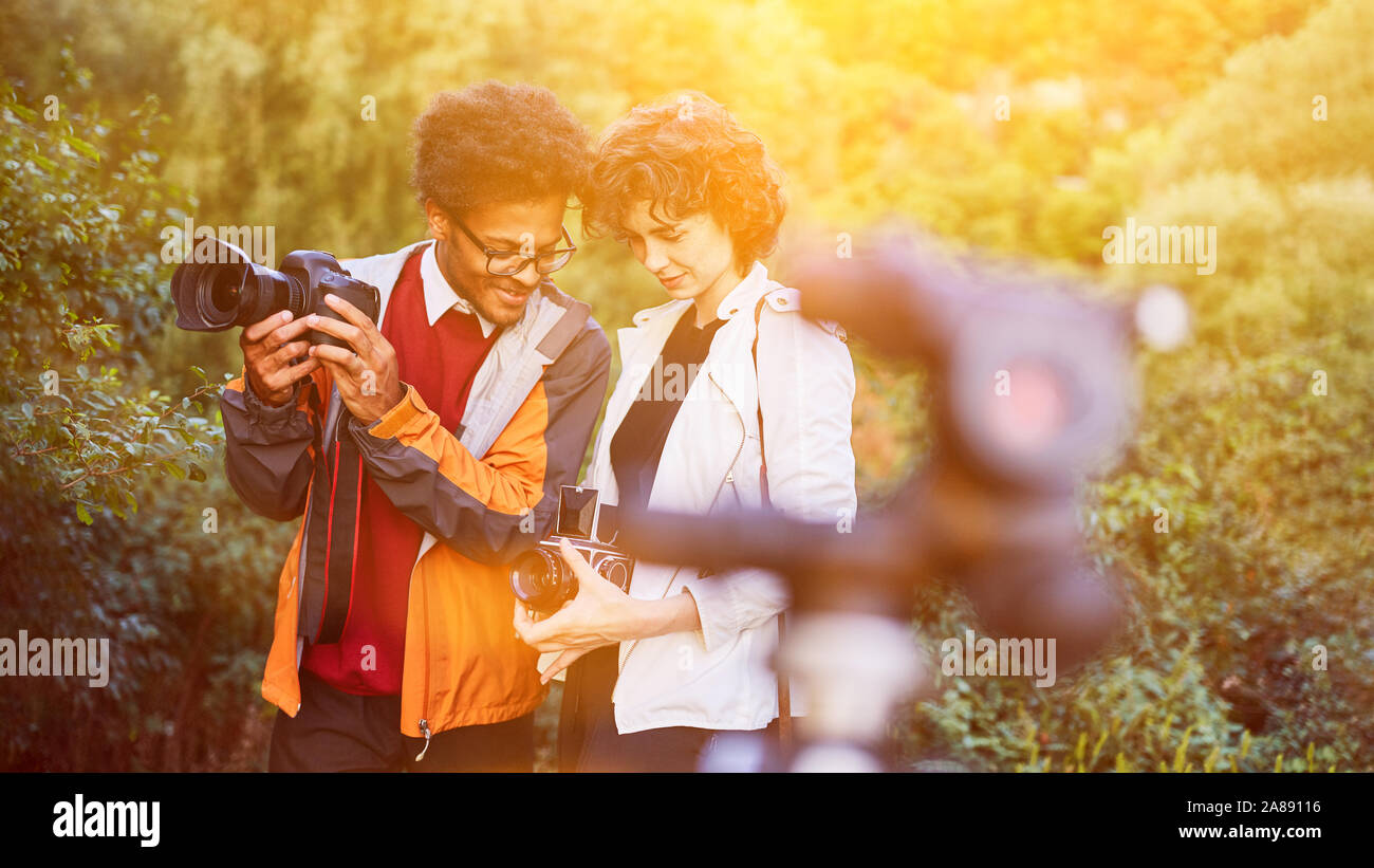 Fotograf Team mit SLR-Kamera und Mittelformat Kamera Fotografieren in der Natur Stockfoto
