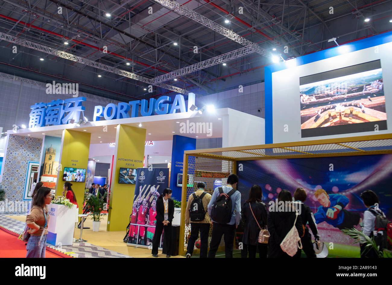 Shanghai, China. 7 Nov, 2019. Menschen besuchen die Portugal Pavillon während der zweiten China International Import Expo (CIIE) in Shanghai, China, November 7, 2019. Credit: Purbu Zhaxi/Xinhua/Alamy leben Nachrichten Stockfoto