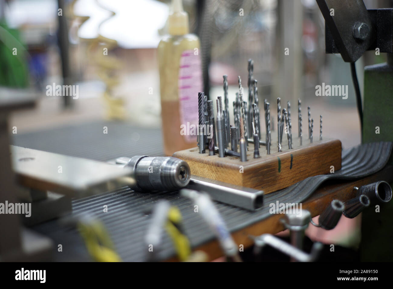 Bohrer Schrauben unordentlich auf eine Tabelle in einer mechanischen Werkstatt Stockfoto