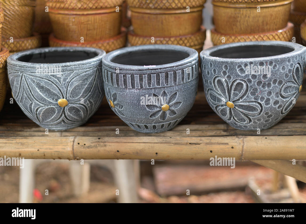 Lopburi, Thailand - November 2, 2019: Gemeinschaft Verbot Din Mot Daeng Markt. Handgemachtes Tongefäß: Steingut aus Thailand Stockfoto