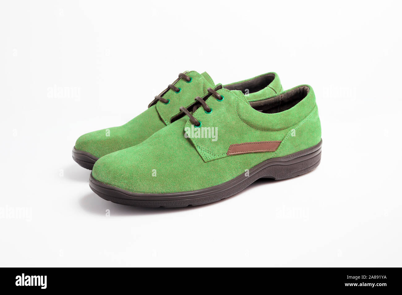 Männliche Grün Leder Schuh auf weißem Hintergrund, isolierte Produkt. Stockfoto