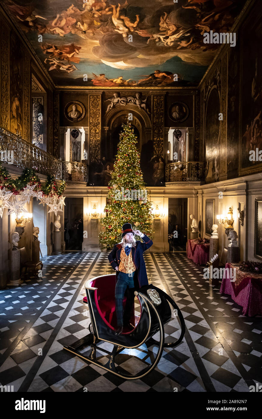 Ben Gilbert gekleidet, wie die Romanfigur Phileas Fogg während der Produkteinführung der in einem Land, Weit Weit Weg, Teil der Weihnachten celebraitions in Chatsworth House in der Nähe von Bakewell. Stockfoto
