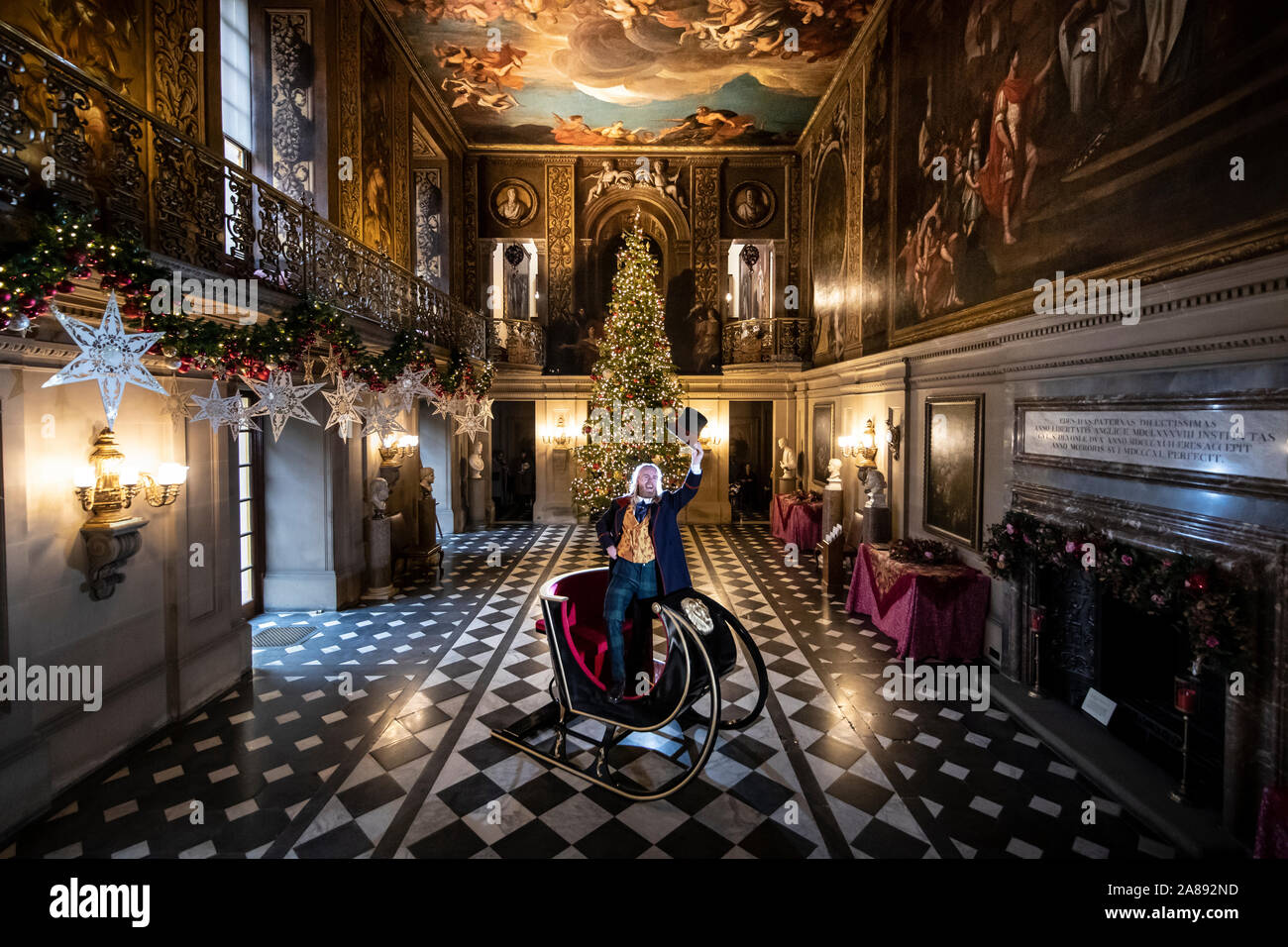 Ben Gilbert gekleidet, wie die Romanfigur Phileas Fogg während der Produkteinführung der in einem Land, Weit Weit Weg, Teil der Weihnachten celebraitions in Chatsworth House in der Nähe von Bakewell. Stockfoto