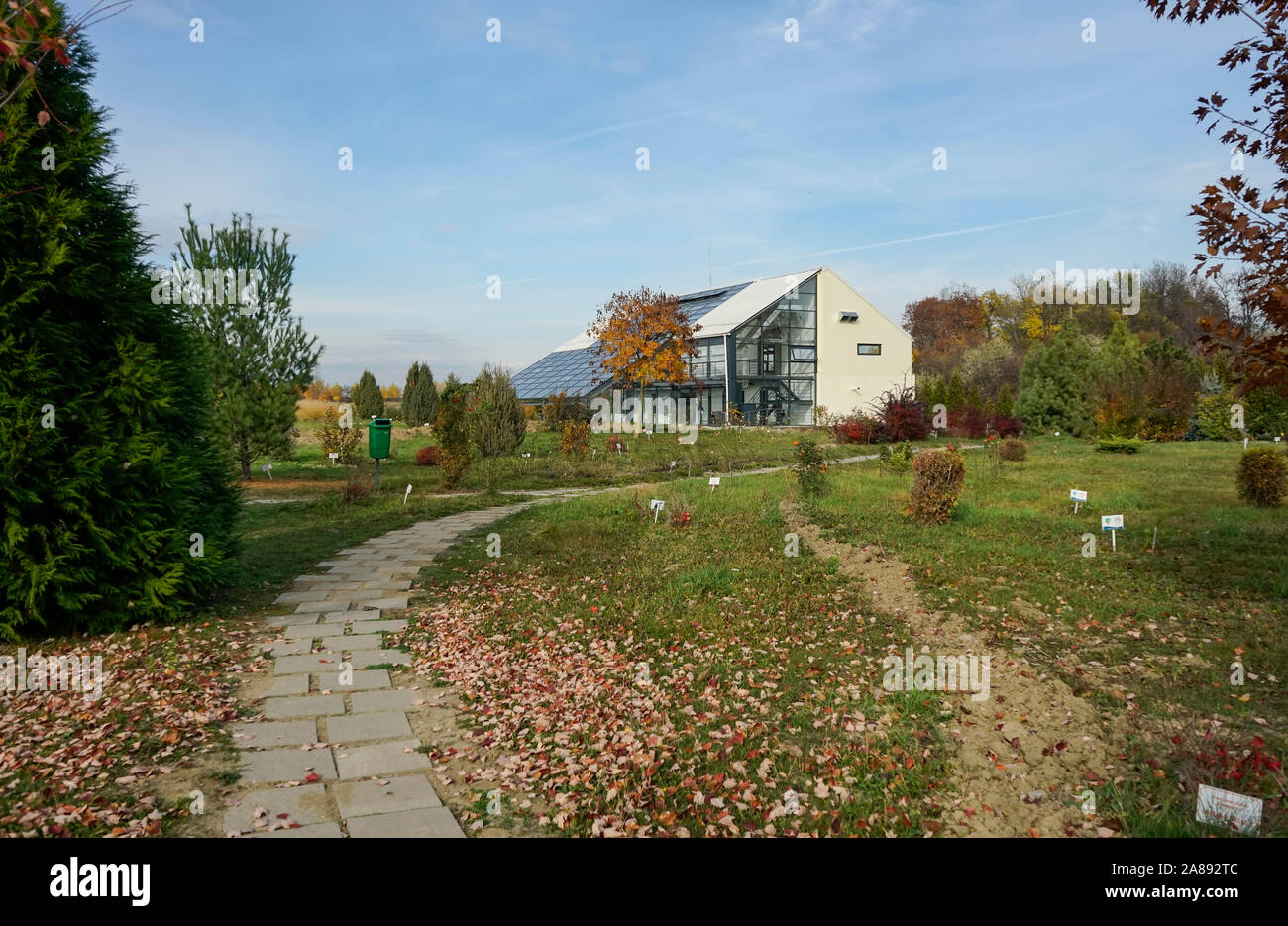 Modernes, neues Gewächshaus Gebäude wird im Bau im botanischen Garten in der Nähe von Ploiesti, Rumänien Stockfoto
