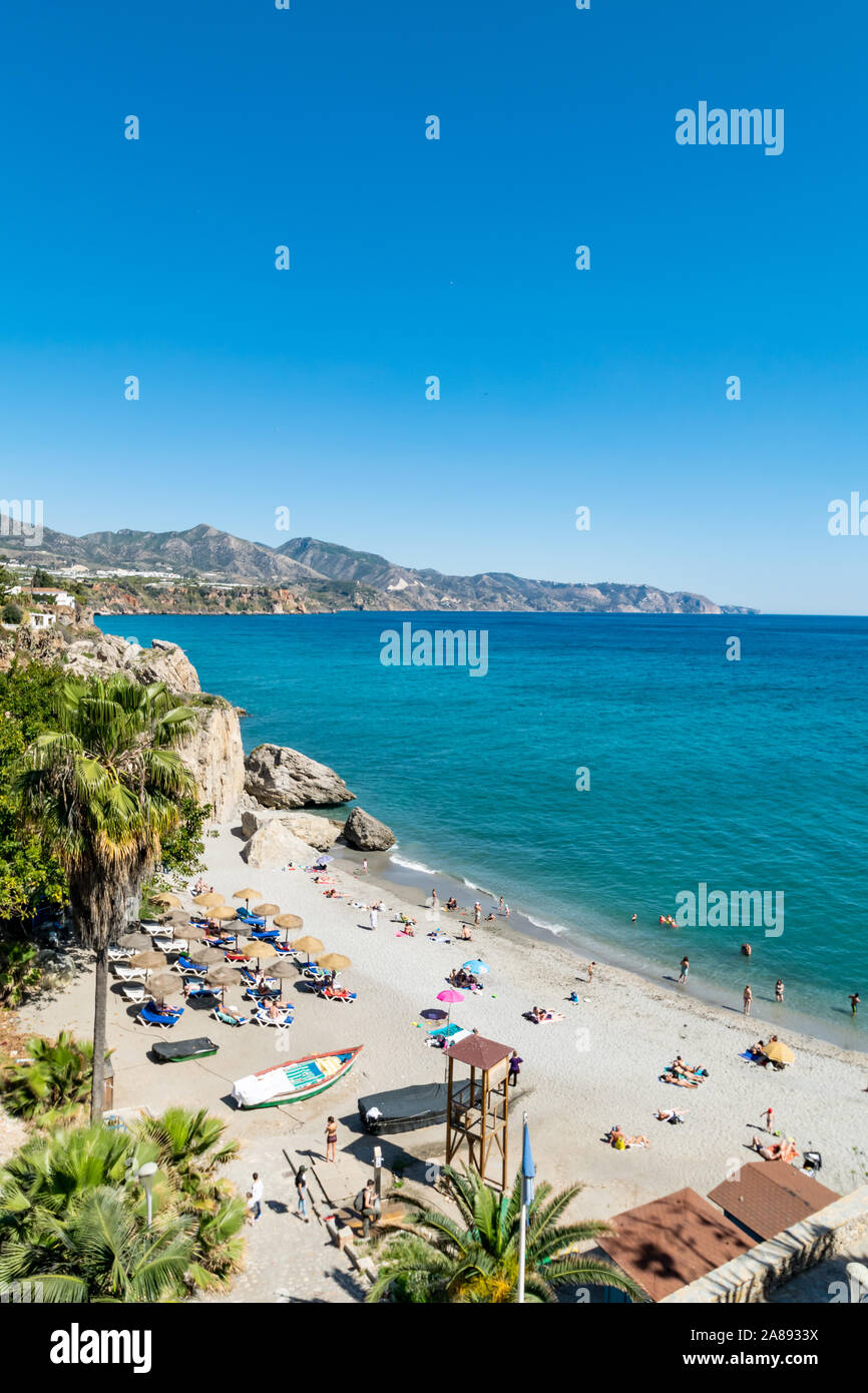 Ein Sommer Beach Szene aus El Balcon de Europa mit Blick auf einen der kleinen Strände von Nerja, Spanien Stockfoto