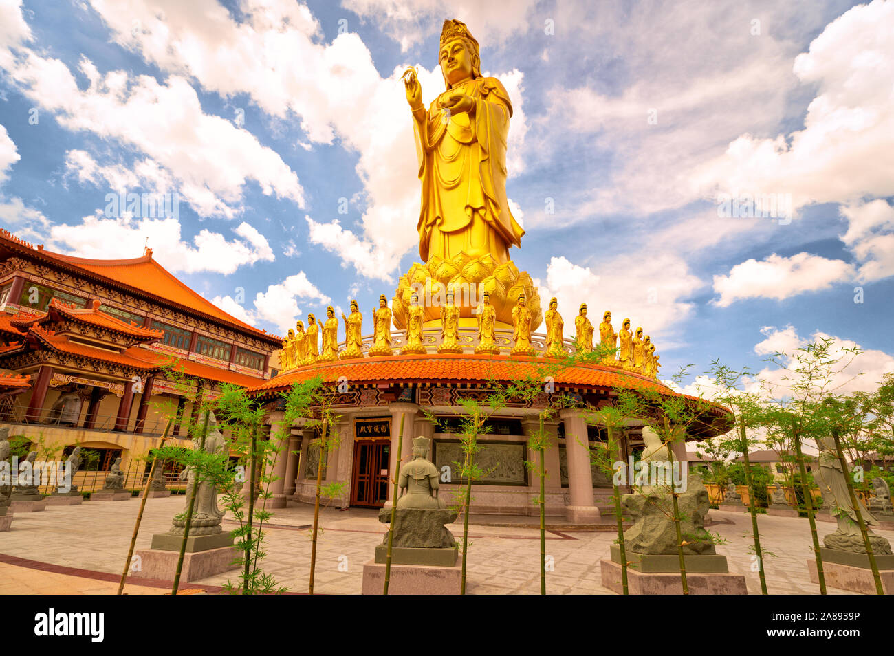 Khlong Sam Wa, Bangkok, Thailand - 27. Oktober 2019: Fo Guang Shan Tempel - Thaihua. Eine große, goldene Guanyin Statue auf der Seite des Tempels Stockfoto