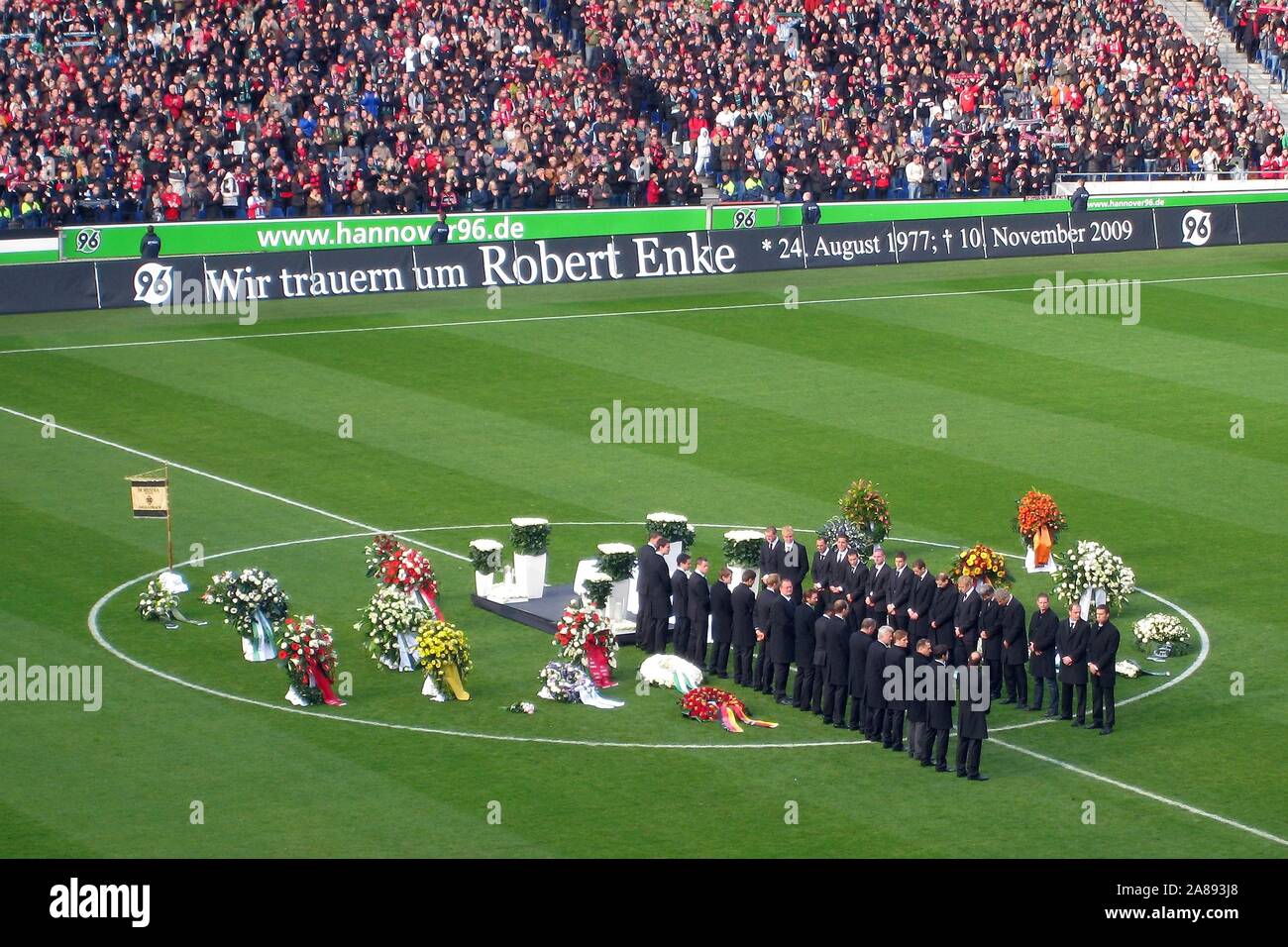 Firo Fußball, Fußball, 15.11.2009, 1.Bundesliga, Saison 2009/2010 Hannover 96, H 96, von der Robert Enke Trauerfeier in der AWD-Arena in Hannover am 15.11.2009 Trauer um torwart Robert Enke, der starb am 10.11.2009, nahm er sein Leben an einem Bahnübergang in Neustadt/Eilvese, indem er sich vor einen Zug. Selbstmord, Selbsttotung, AWD-Arena, Fans, Zuschauer Unsere AGB gelten, finden Sie unter www.firosportphoto.de Copyright: firo sportphoto Pfefferackerstr. 2a 45894 G elsenkirchen Deutschland www.firosportphoto.de Mail@firosportphoto.de (V olksbank ochum B-W Es Stockfoto