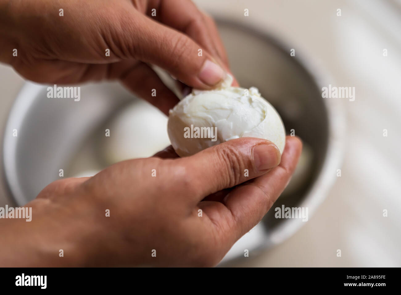 Indische Hausfrau ist unvollkommen Schälen gekochte Eier in eine Schüssel  geben. Gekochtes Huhn eier Schale Vorbereitung Konzept geschält  Stockfotografie - Alamy