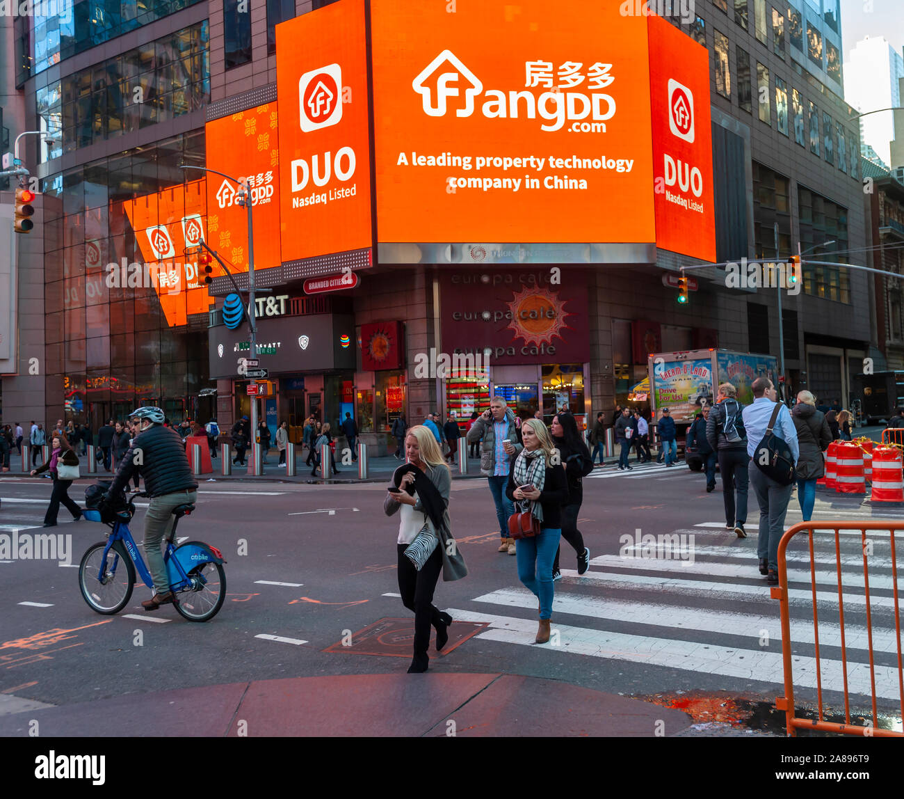 Der riesige Bildschirm an der Nasdaq Börse in Times Square in New York für das Debüt des FangDD Network Group (DUO) Börsengang am Freitag, den 1. November 2019 eingerichtet. FangDD Network Group ist ein on-line-Immobilien Markt in China bietet Werkzeuge auf eine mobile Plattform für Immobilienmakler. (© Richard B. Levine) Stockfoto