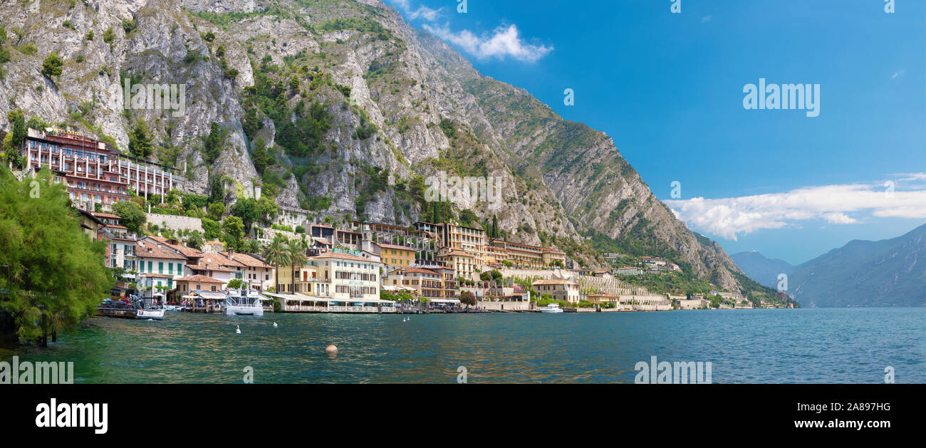 LIMONE SUL GARDA, Italien - 13. Juni, 2019: Die kleine Stadt unter den Alpen Felsen. Stockfoto