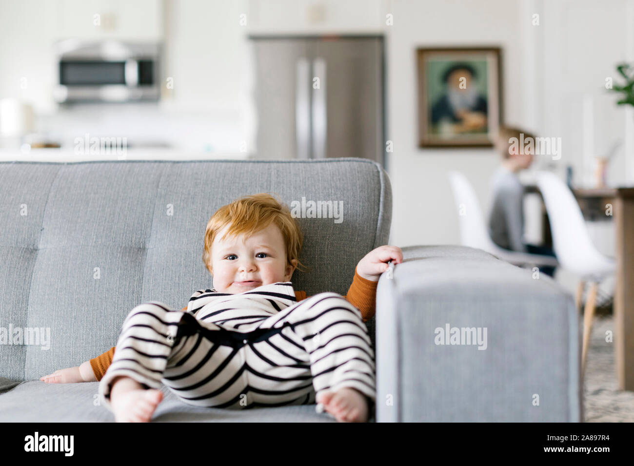 Baby Junge schlummelte auf dem Sofa Stockfoto