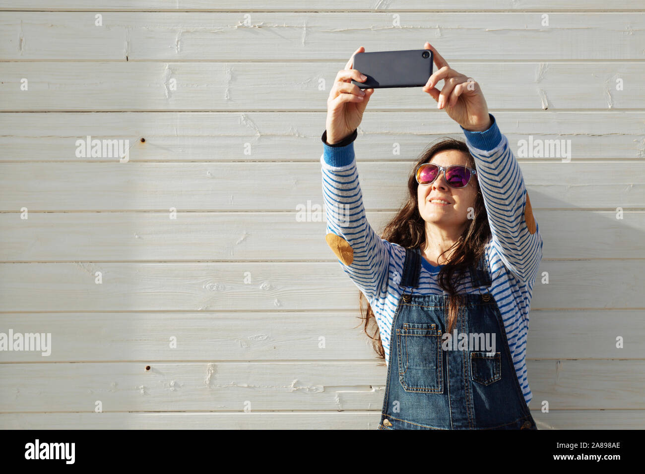 Frau mit Sonnenbrille, selfie Stockfoto