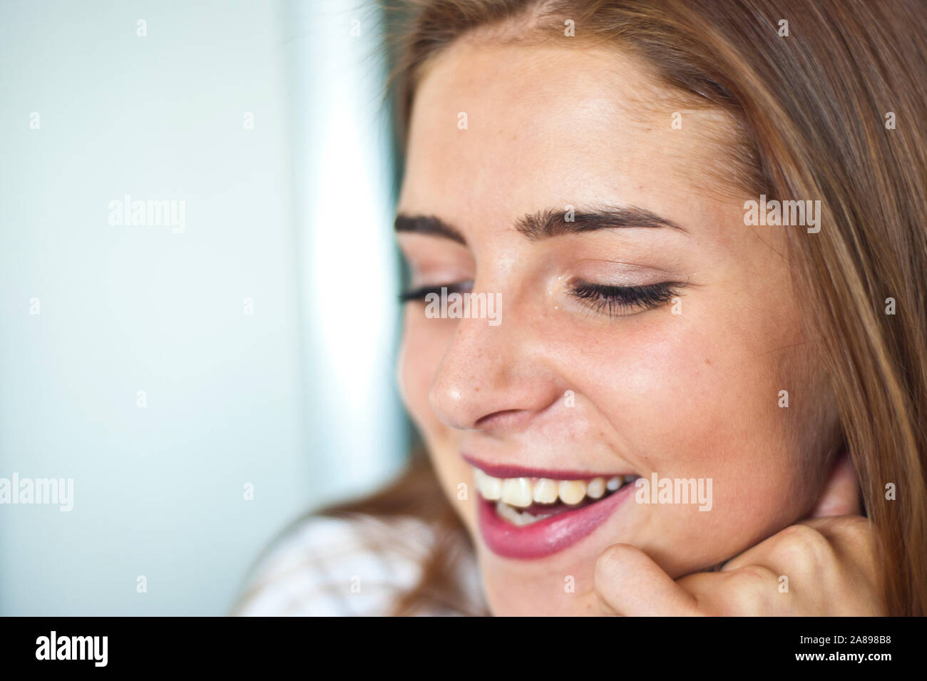 Lächelnd Teenager brunette Mädchen Stockfoto