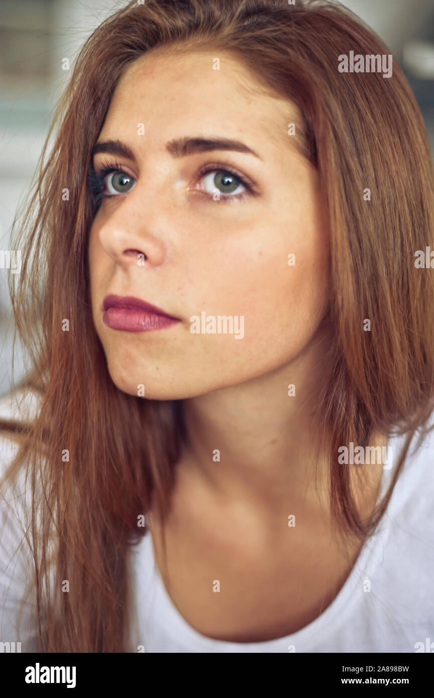 Porträt eines brünetten Teenager-Mädchens Stockfoto