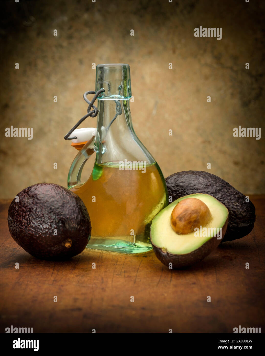 Avocados mit einer Flasche Öl Stockfoto