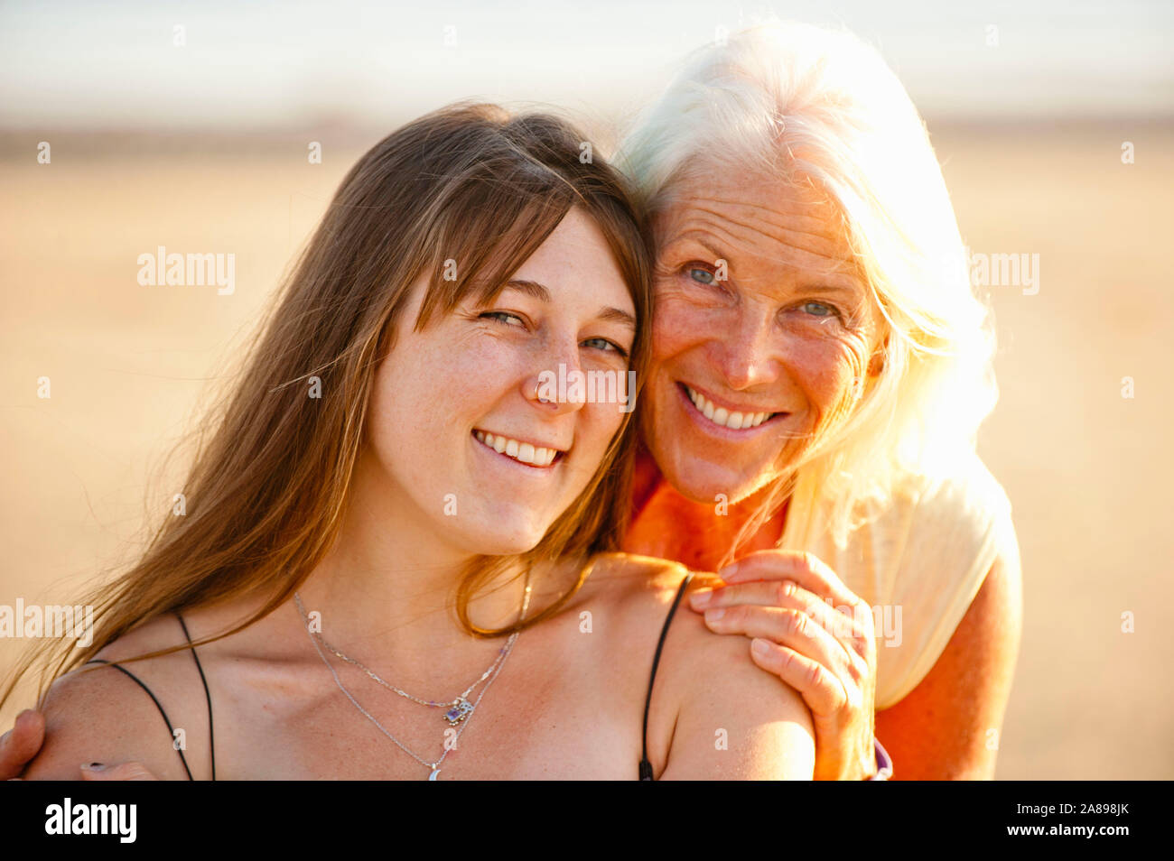 Mutter und tochter am strand Fotos und Bildmaterial in hoher Auflösung Alamy