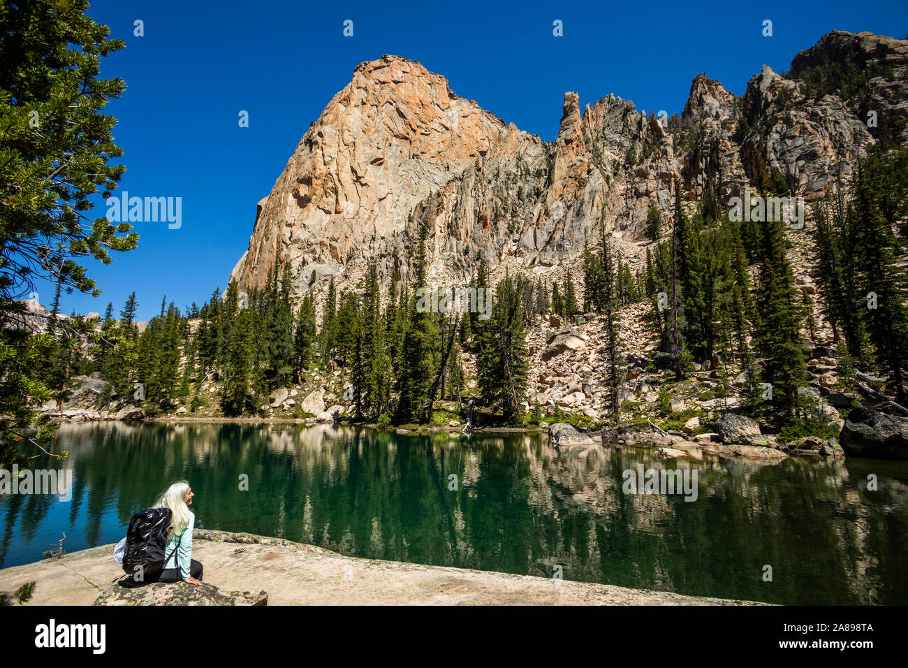 Woman by River in Sawtooth Mountains in Stanley, Idaho, USA Stockfoto