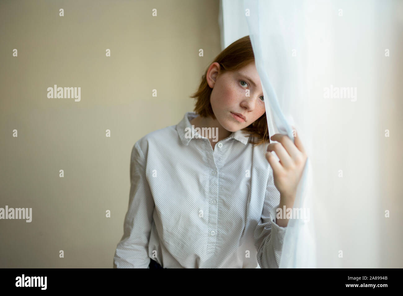 Junge Frau mit weißem Vorhang Stockfoto