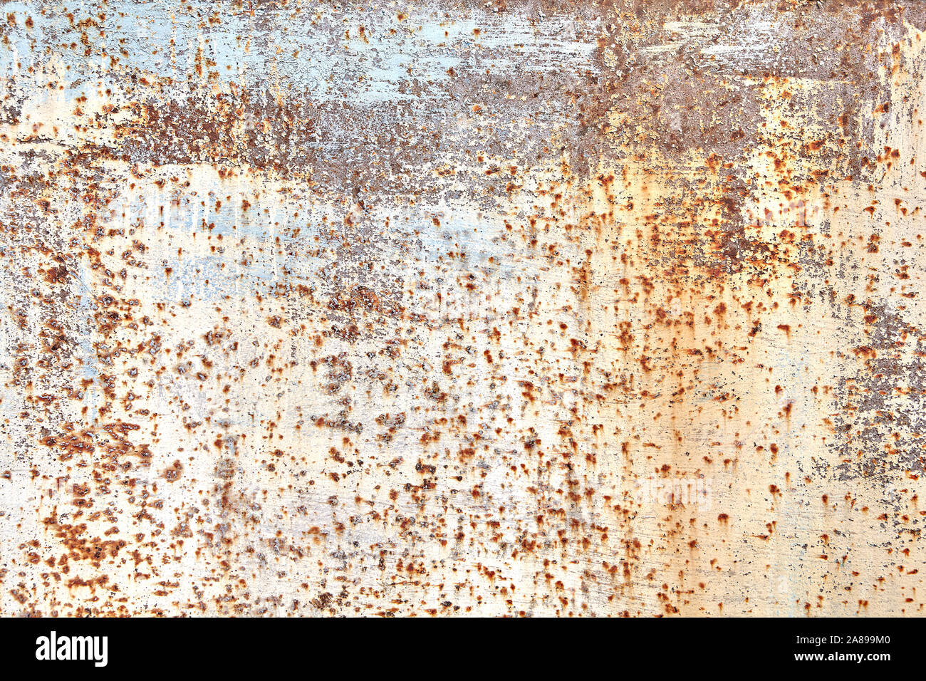 Lackiertem Stahlblech mit verblasst und abgenutzte beige Farbe, mit Flecken von Korrosion oder Rost, abstrakte Textur für den Hintergrund. Stockfoto