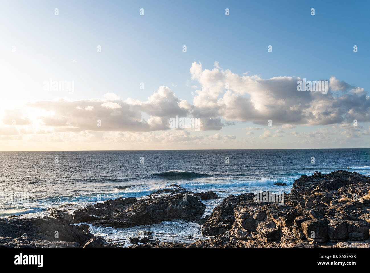 Felsigen Ufer gegen das Meer und schönen Himmel kurz vor Sonnenuntergang Stockfoto