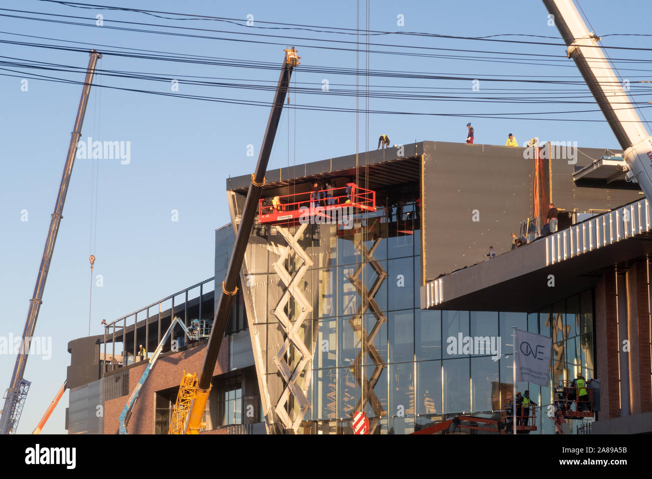 Sibiu, Rumänien - 5 Nov, 2019: Arbeiter an der Baustelle des Festival Mall Centrum Baustelle aus Sibiu, Rumänien Stockfoto