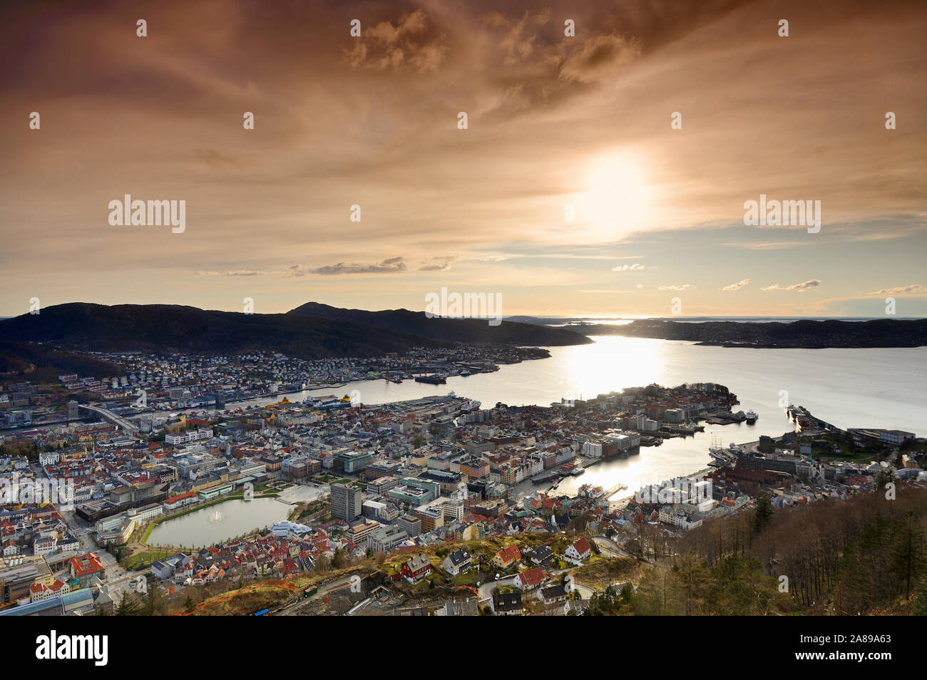 Erhöhte Blick über die Innenstadt von Bergen. Mittel-norwegen, Norwegen Stockfoto