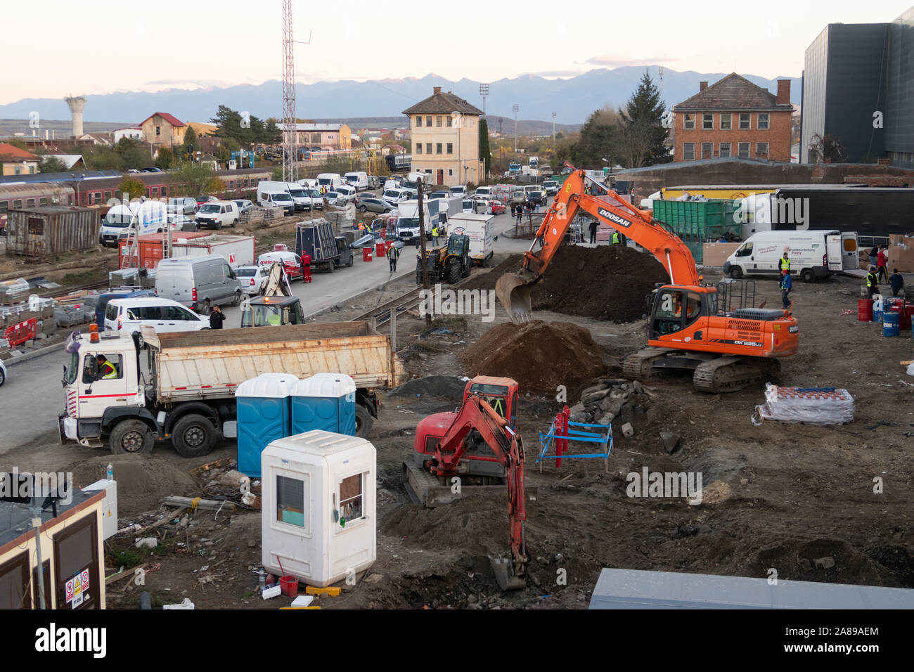 Sibiu, Rumänien - 5 Nov, 2019: Arbeiter an der Baustelle des Festival Mall Centrum Baustelle aus Sibiu, Rumänien Stockfoto