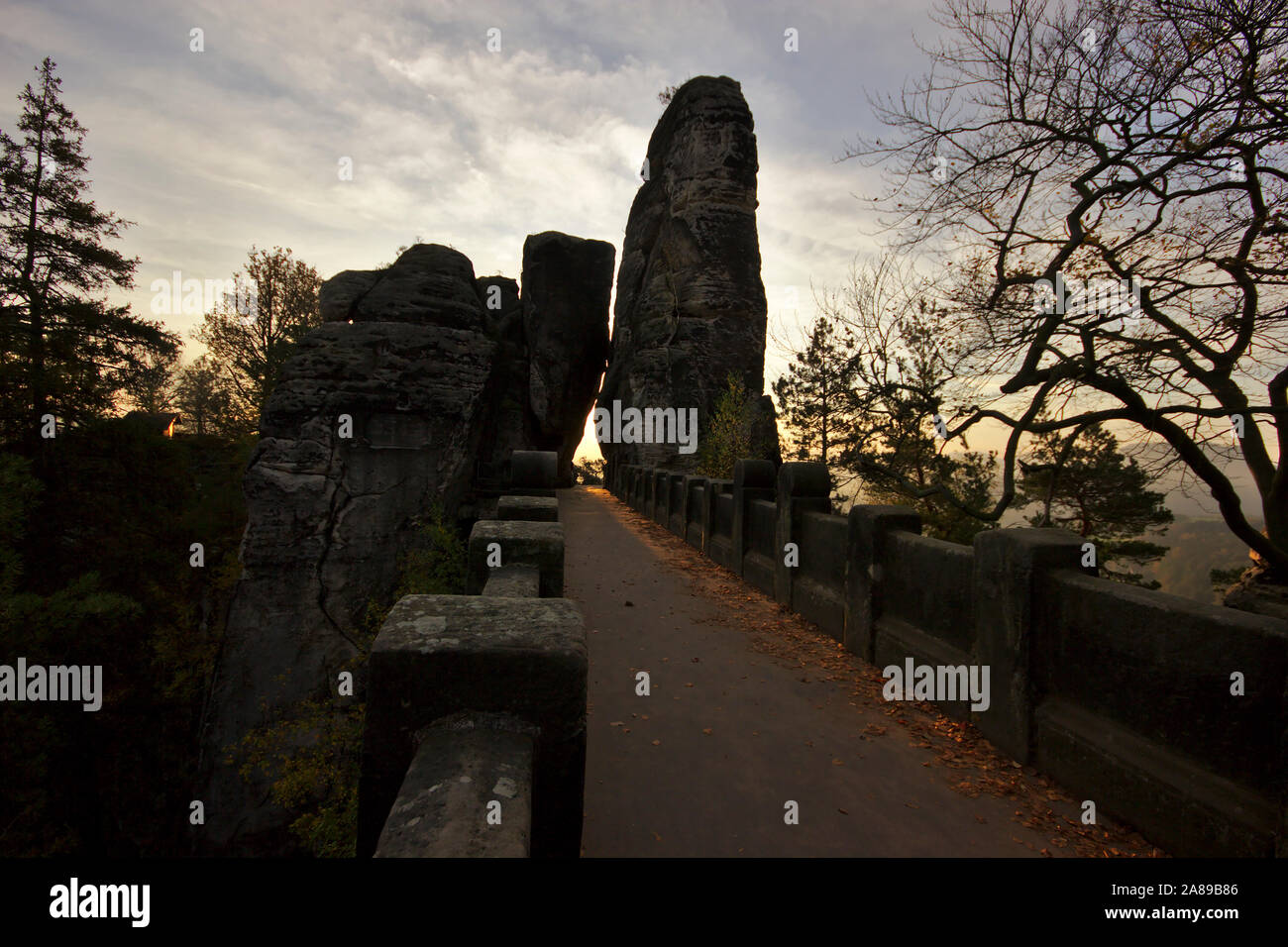 Bastei, Brücke bei Sonnenaufgang, Bastei und Felsenburg Felsenburg Neurathen, Herbst, Sächsische Schweiz, Deutschland Stockfoto