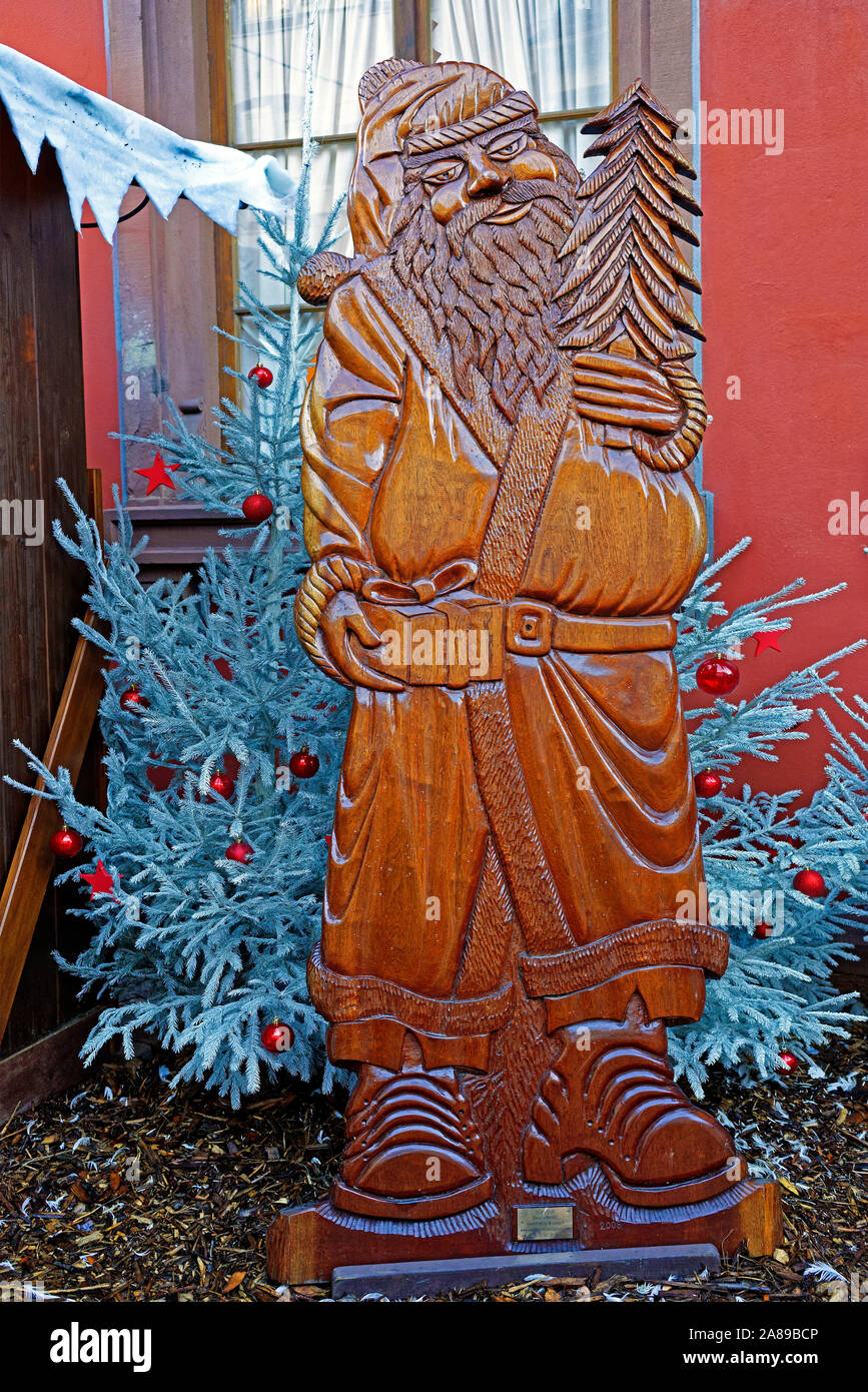 Weihnachtsmarkt, Weihnachtsmann, Holzfigur Stockfoto