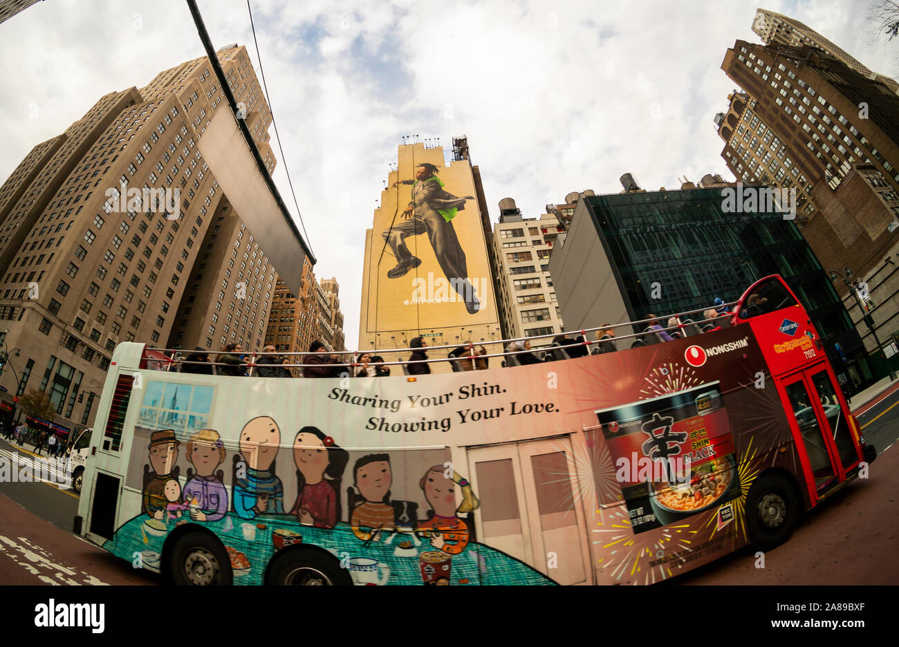 Eine Anschlagtafel auf der Seite eines Gebäudes in Midtown Manhattan am Dienstag, 5. November 2019 fördert die Apple neue Hülsen pro Marke Ohrhörer. (© Richard B. Levine) Stockfoto