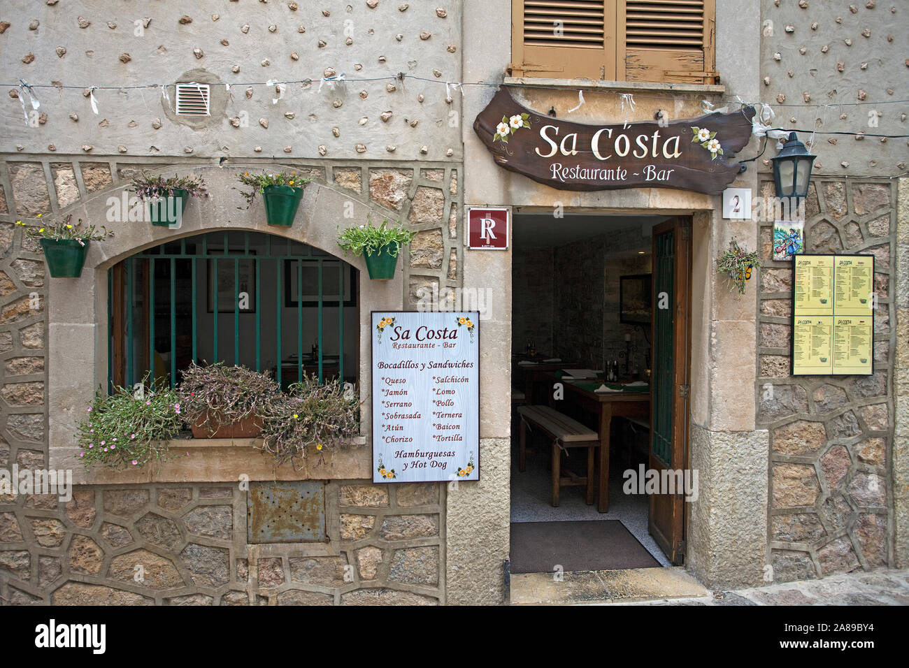 Restaurant im historischen Zentrum von Valldemossa, Region Comarca, Serra de Tramuntana, Mallorca, Balearen, Spanien Stockfoto