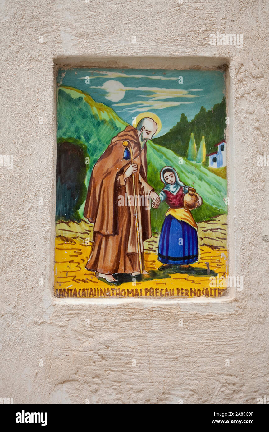 Fliese Bild mit heiligen Motiv auf ein Haus, das historische Zentrum von Valldemossa, Region Comarca, Serra de Tramuntana, Mallorca, Balearen, Spanien Stockfoto