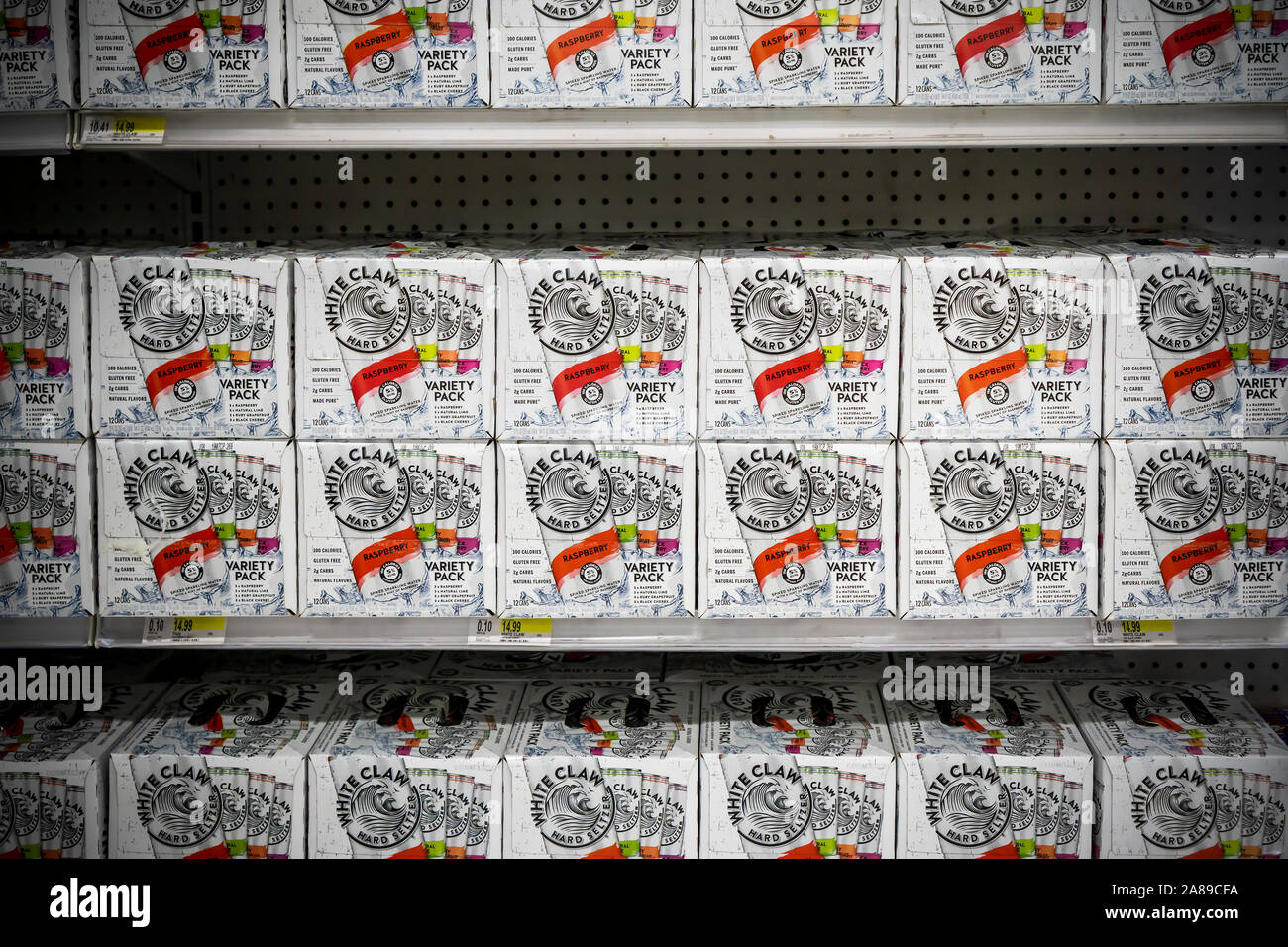 Fälle von Weiße Kralle Marke hart Seltzer in einem Supermarkt in New York am Dienstag, 5. November 2019. Große Bier Brauereien haben in den seltzer Raum erhalten sowie Mark Anthony Marken., der Inhaber des Weißen Krallen. (© Richard B. Levine) Stockfoto