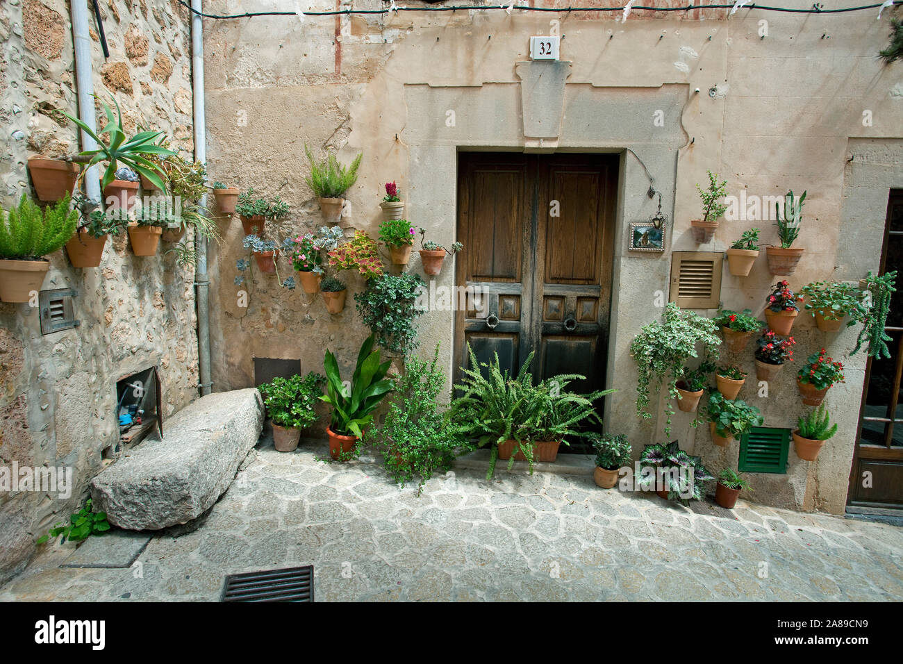 Begrünte Gasse im Zentrum von Valldemossa, Region Comarca, Serra de Tramuntana, Mallorca, Balearen, Spanien Stockfoto