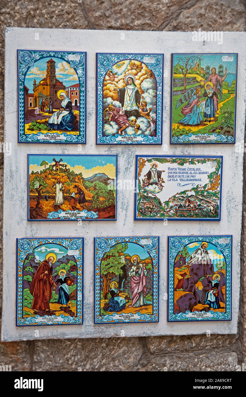 Fliese Bilder mit heiligen Motive im historischen Zentrum von Valldemossa, Region Comarca, Serra de Tramuntana, Mallorca, Balearen, Spanien Stockfoto