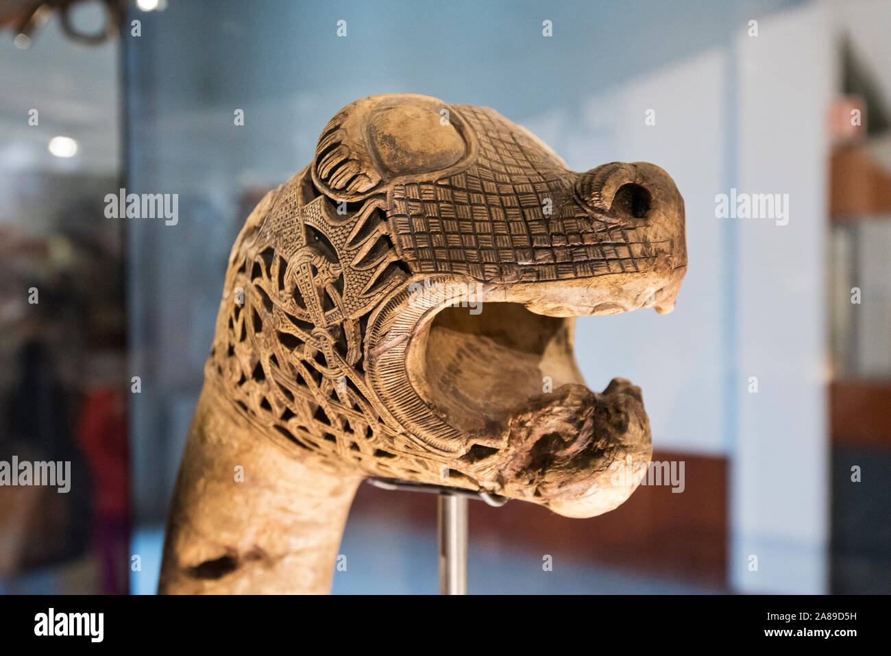 Tier Kopf Post aus dem osebergschiff finden. Wikingerschiffmuseum, Bygdoy. Oslo, Norwegen Stockfoto