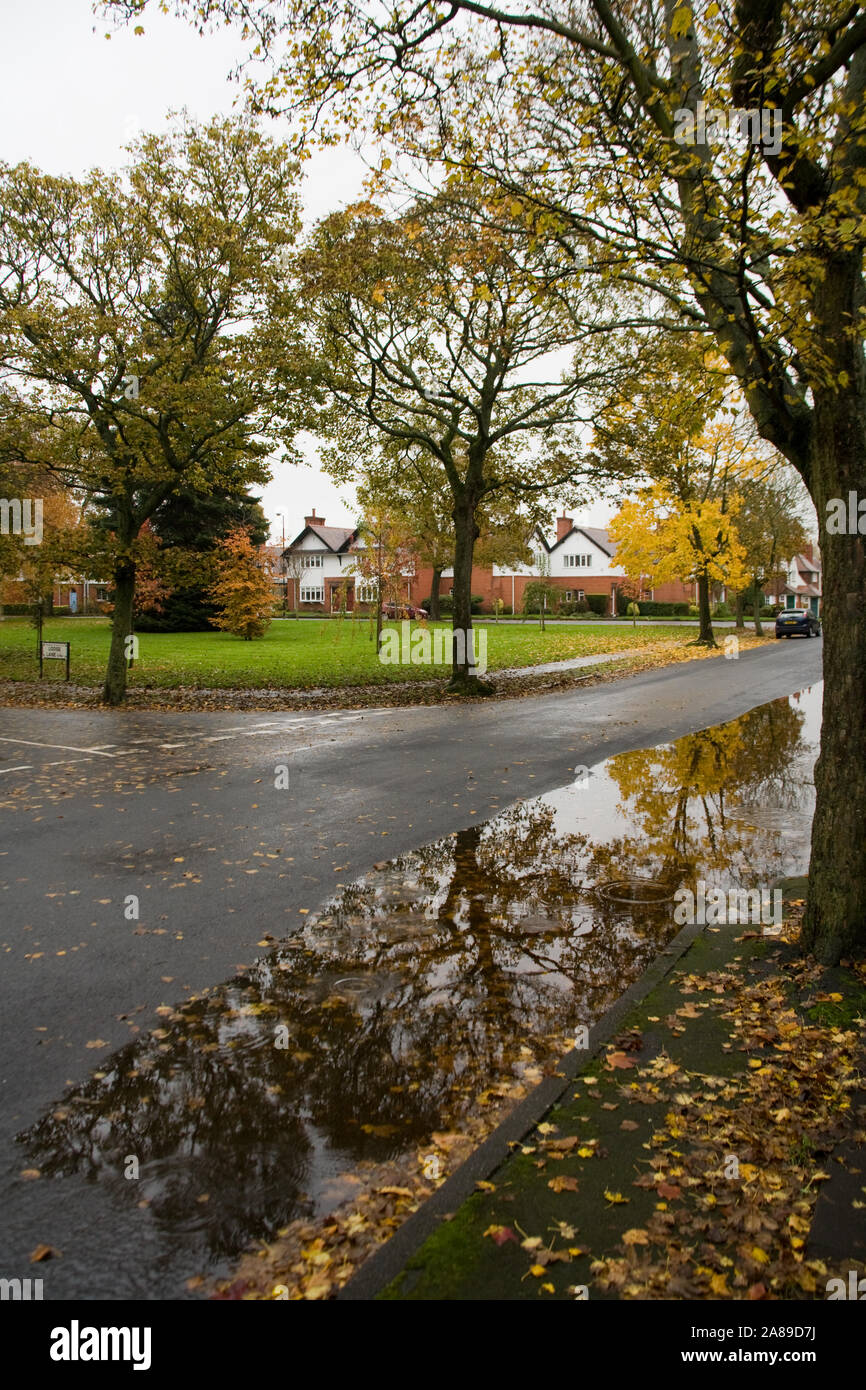 Überflutete Dorfstraßen in England im Herbst Stockfoto